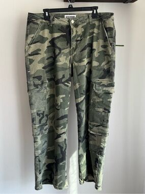 Disclosure-branded women’s camouflage print cargo pants